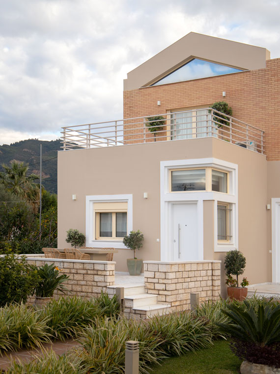 House-with-pool-A-slide-b-3